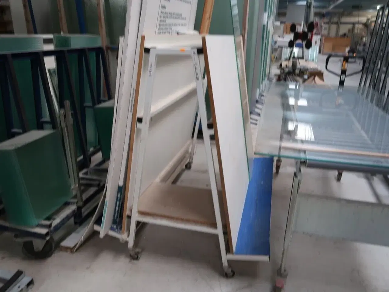 Billede 2 - 3 stk. opbevaringsstativer med div. Glas