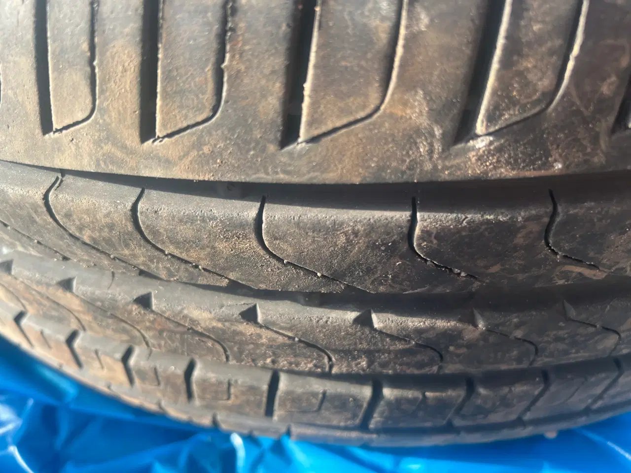 Billede 6 - Næsten nye sommerdæk fra Pirelli – kun kørt 12.000