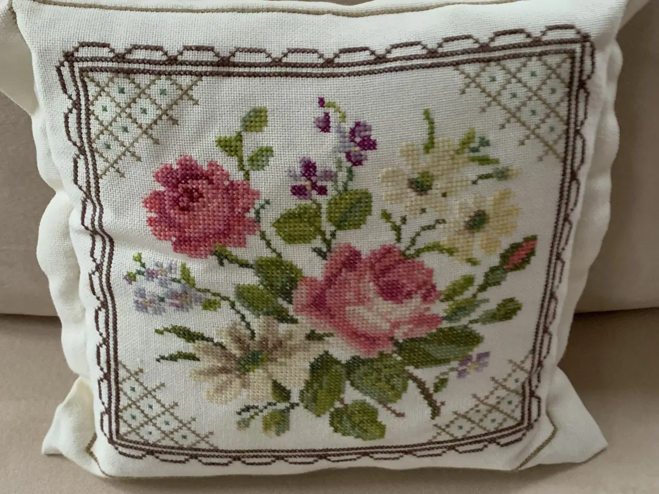 Billede 12 - Broderede vintagesofapuder i fin stand