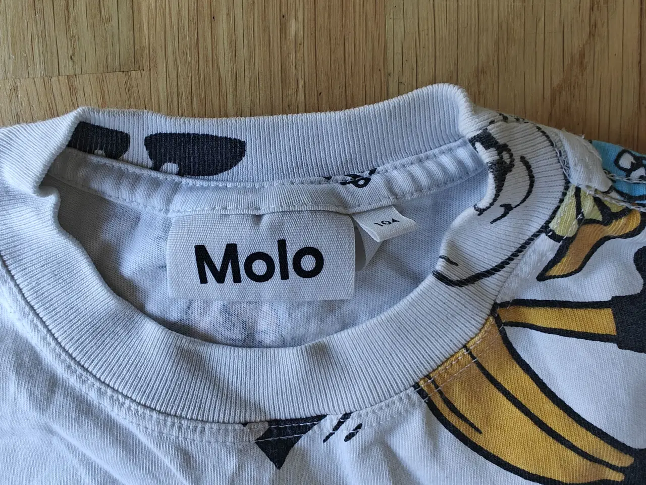 Billede 2 - T-shirt fra MOLO med motiver str. 104 ny.