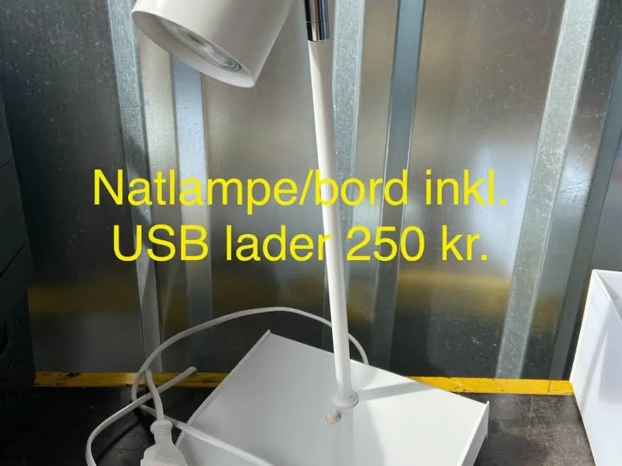 Billede 1 - Natlampe inkl. lille hylde og USB oplader