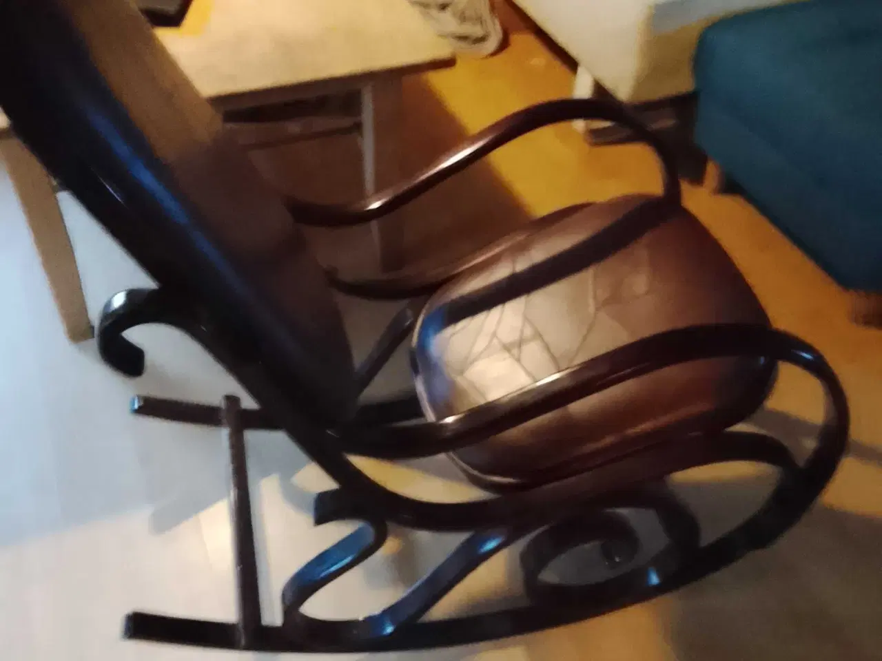 Billede 2 - Fłot og velholdt gyngestol sælges