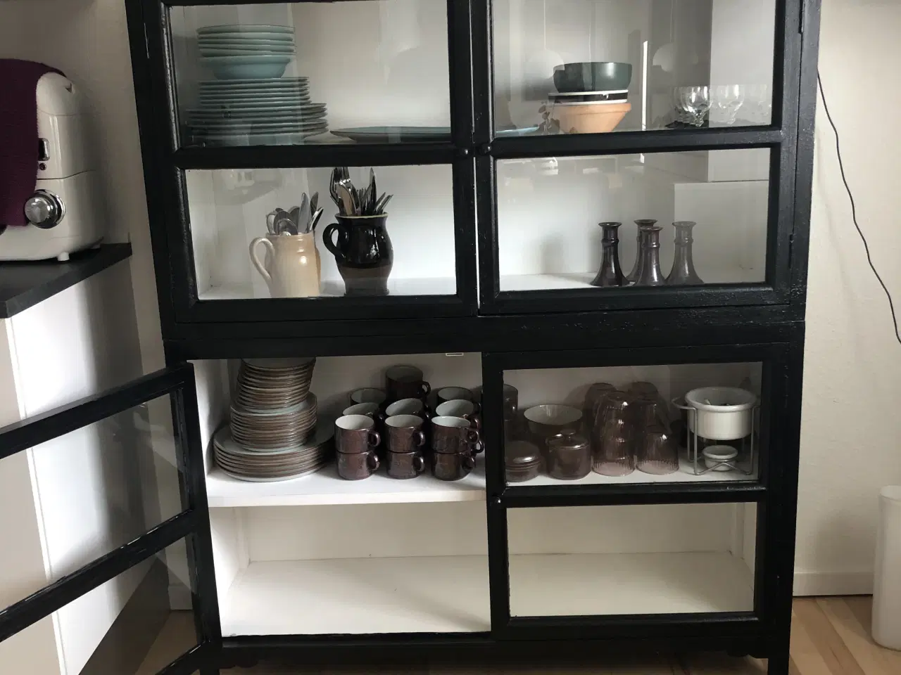 Billede 2 - Sort vitrineskab i antiklook.