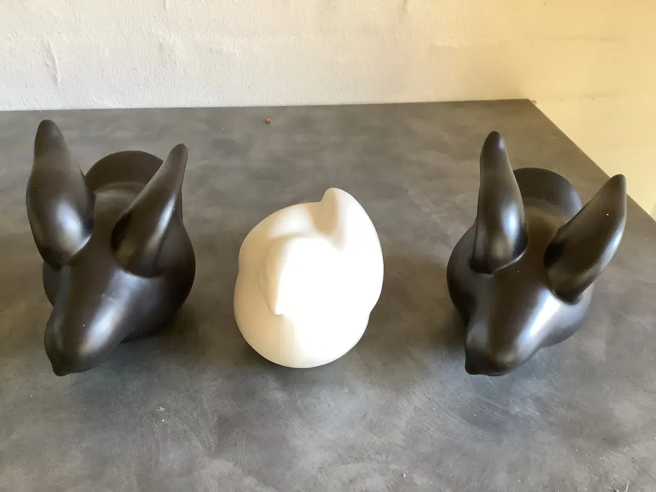 Billede 1 - 3 keramik duer 2 sorte og 1 hvid.