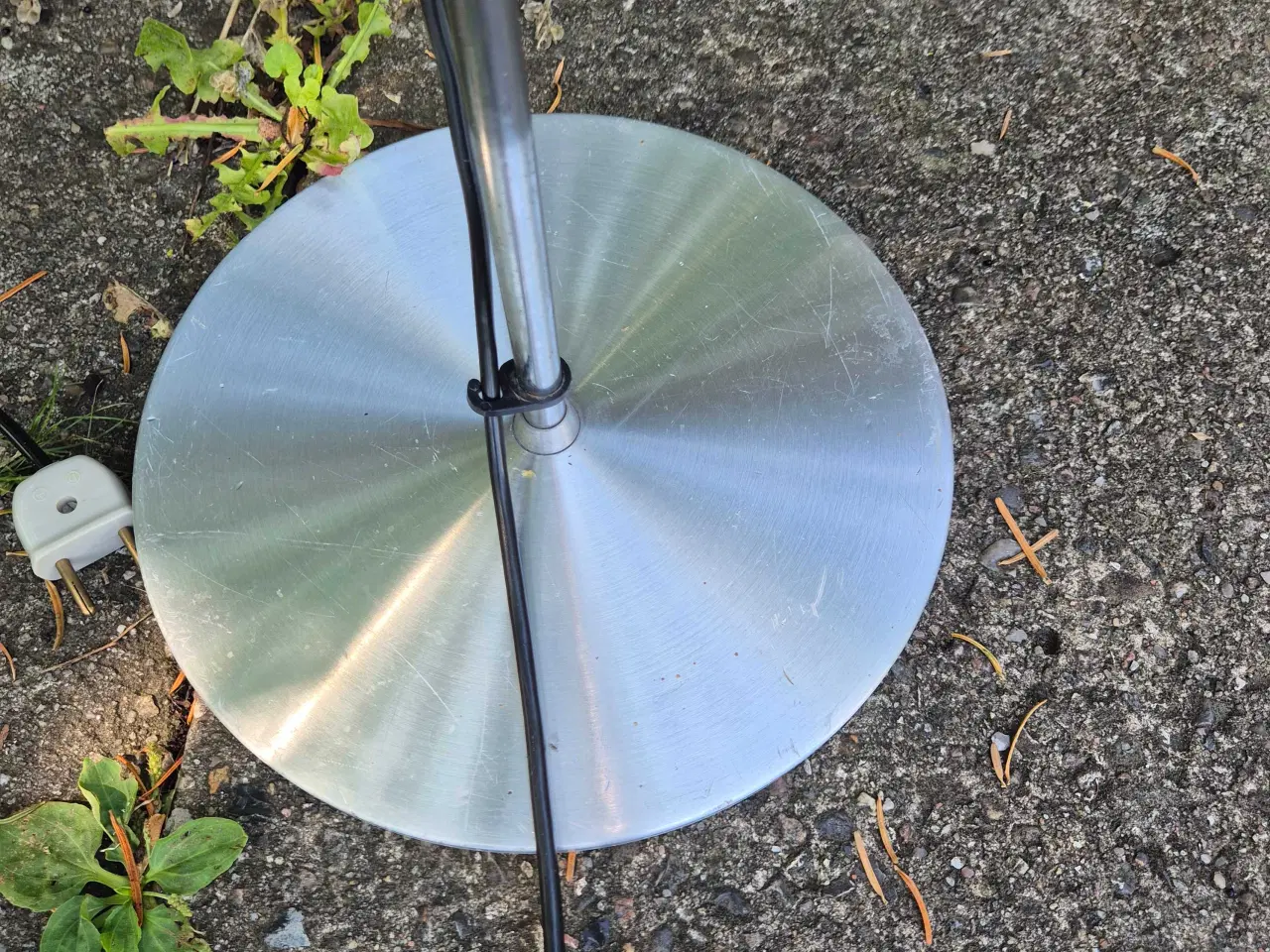 Billede 9 - Flot gulvlampe i alu og krom med serieforbundne sp