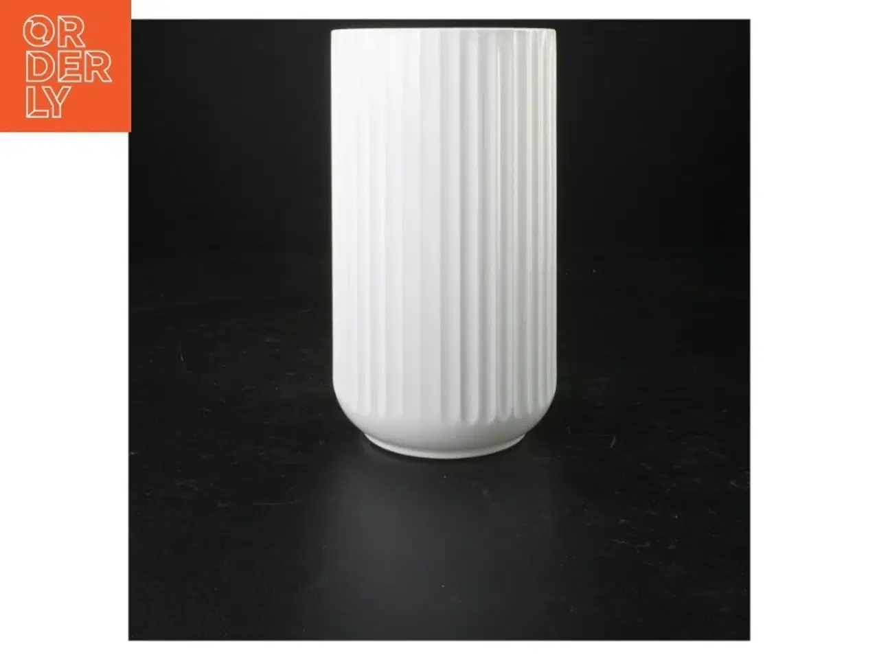 Billede 1 - Hvid ribbet vase fra Lyngby (str. 20 cm)