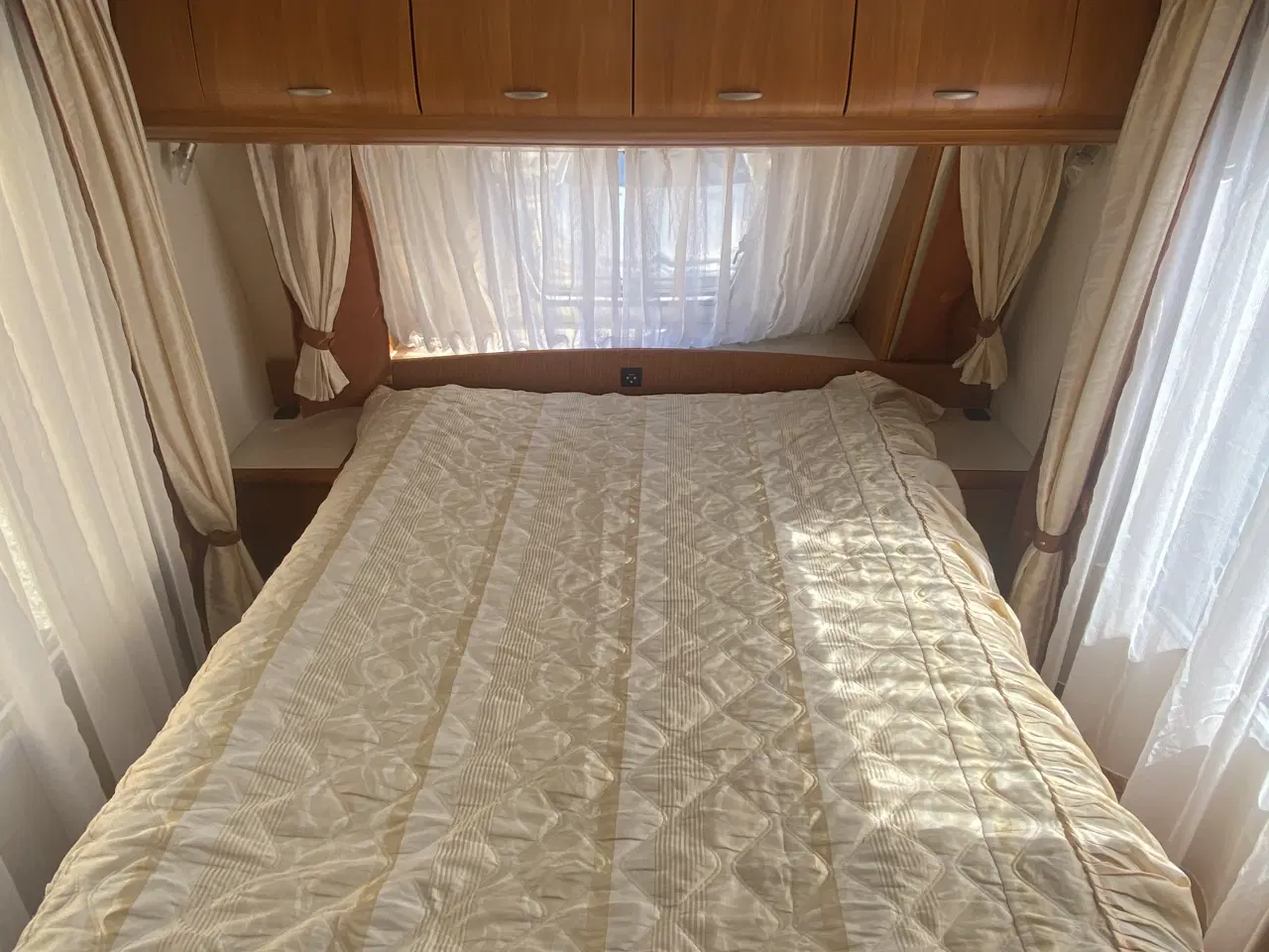 Billede 6 - Flot Hobby med kingsize seng 