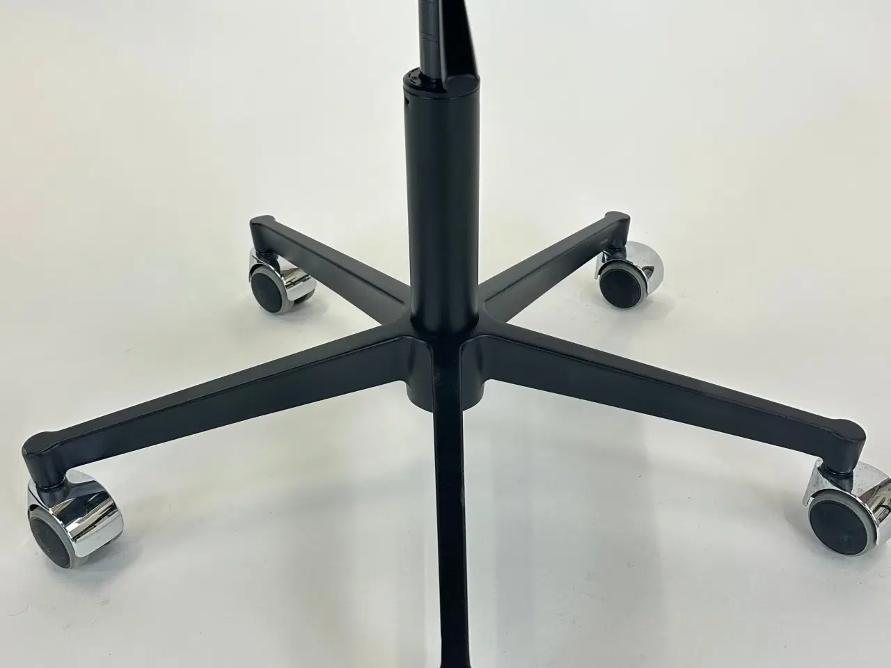 Billede 7 - Butterfly Swivel High fra Magnus Olesen (Krom hjul)