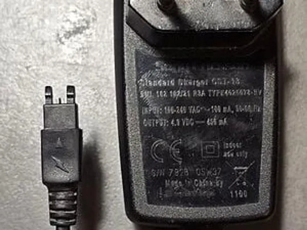 Billede 1 - SONY ERICSSON CST-13 rejselader med 2 bens stik