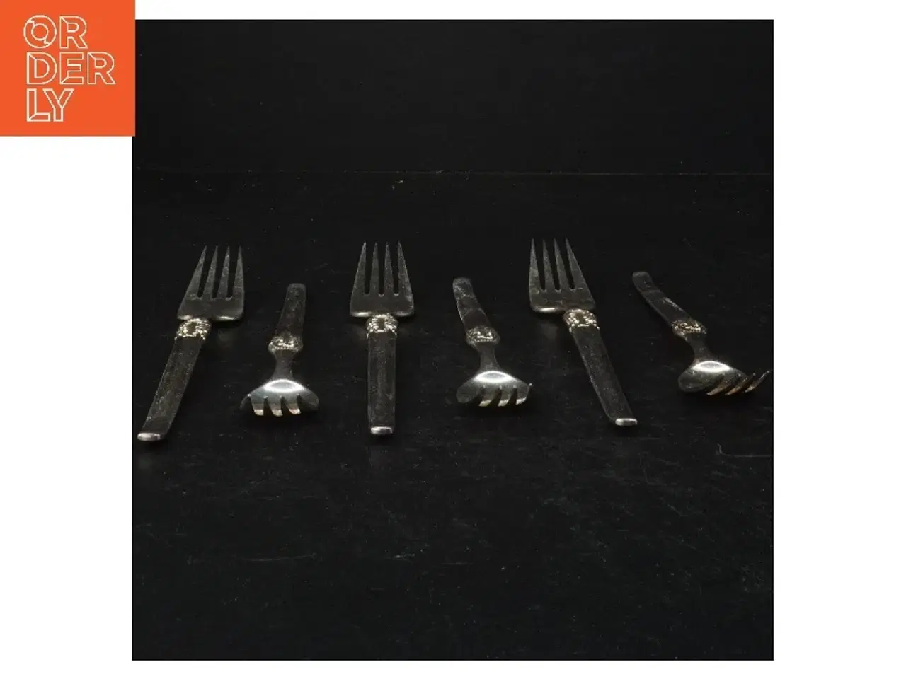 Billede 2 - Sølvfarvede gafler med dekoration (str. 19,5 cm)