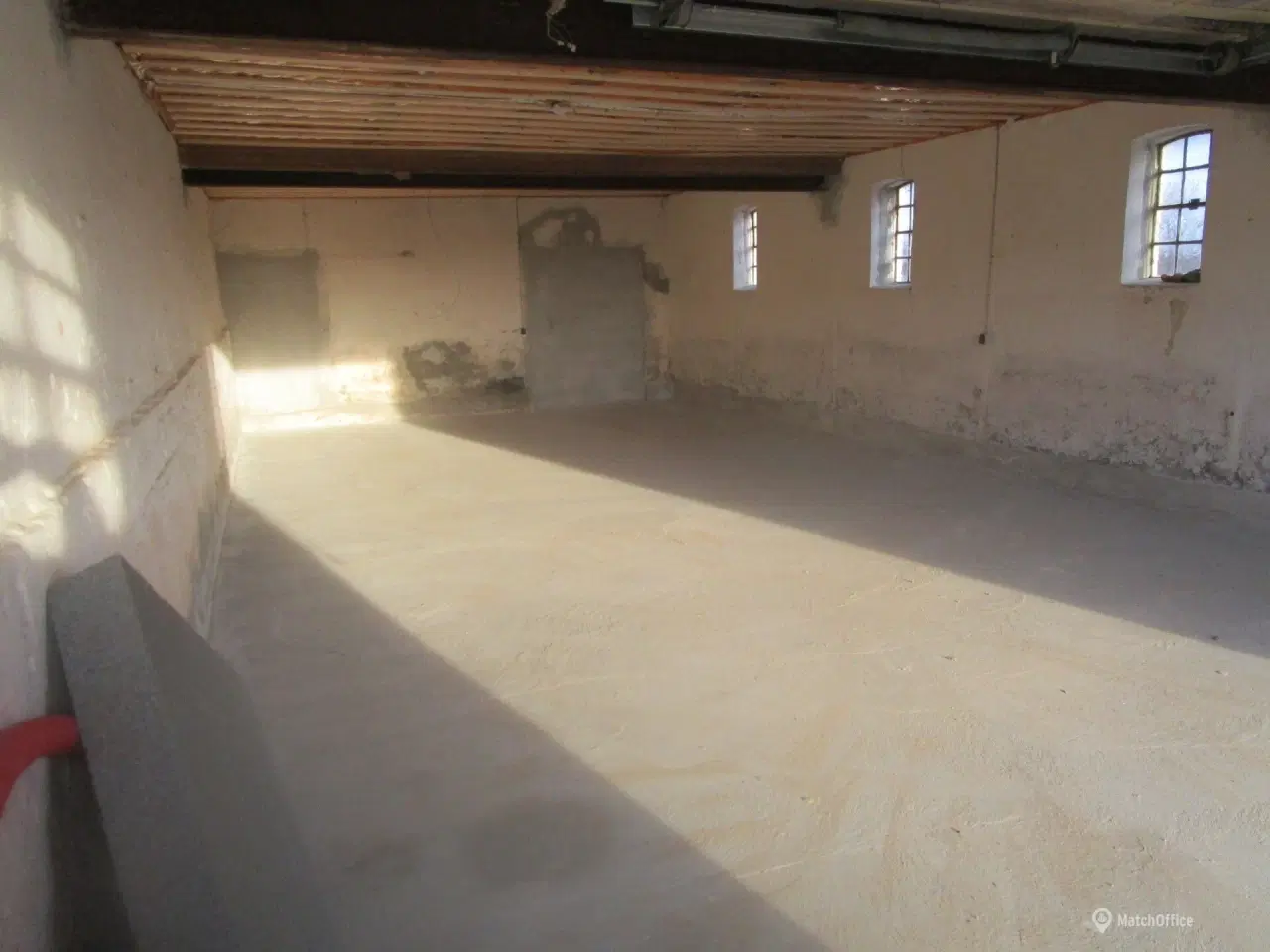 Billede 5 - Fint søjlefrit lokale i muret bygning.