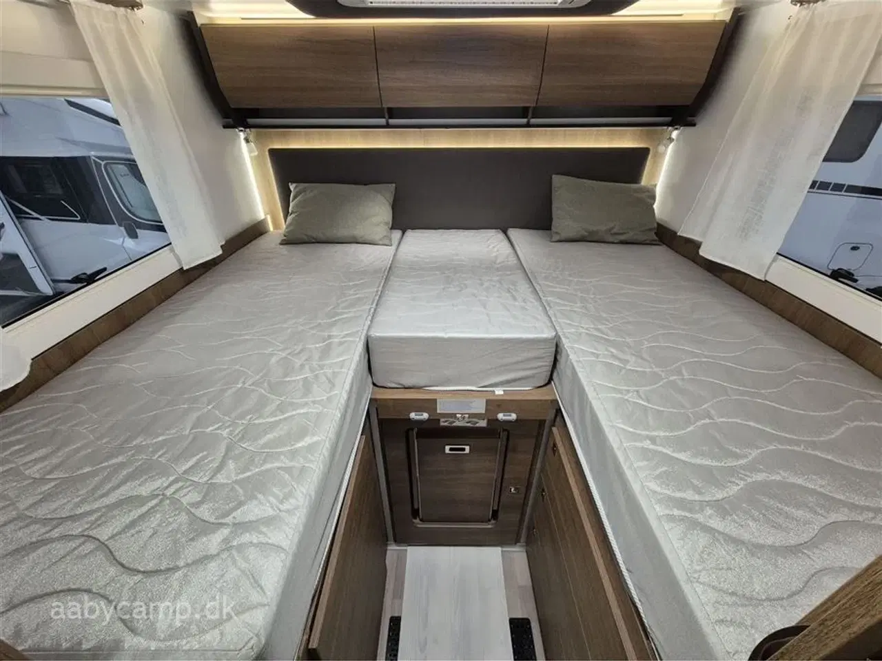 Billede 21 - 2024 - Benimar Amphitryon 967 Northautokapp   Nk.Pakke. Automatgear. solceller. 200Ah Lithium. 2000W inverter. luftundervogn på bagaksel. Hydrauliske støtteben. Alarm. Gasbageovn. Elektrisk tømning af frisk/spildevand. 3m vandfilter. tv samt internet antenne. Kan vejes op til 4400 kg.