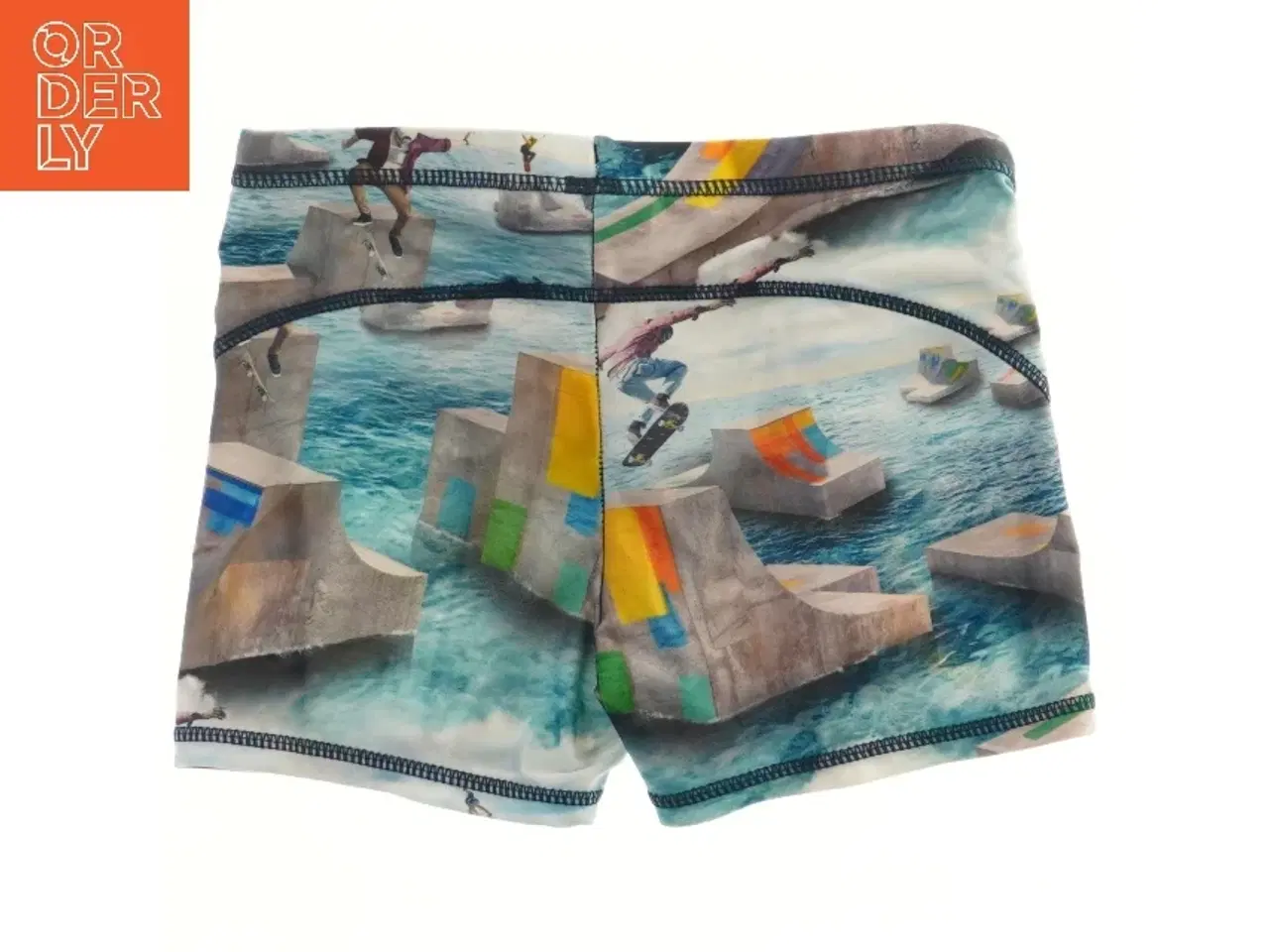 Billede 2 - Badebukser med skateboard-motiv fra Molo (str. 122)