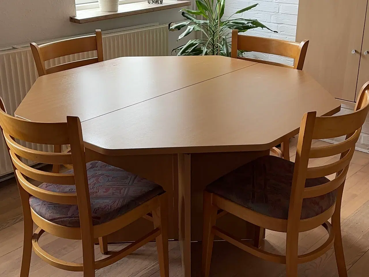 Billede 1 - 8 kantet bord med tillægsplade og fire stole