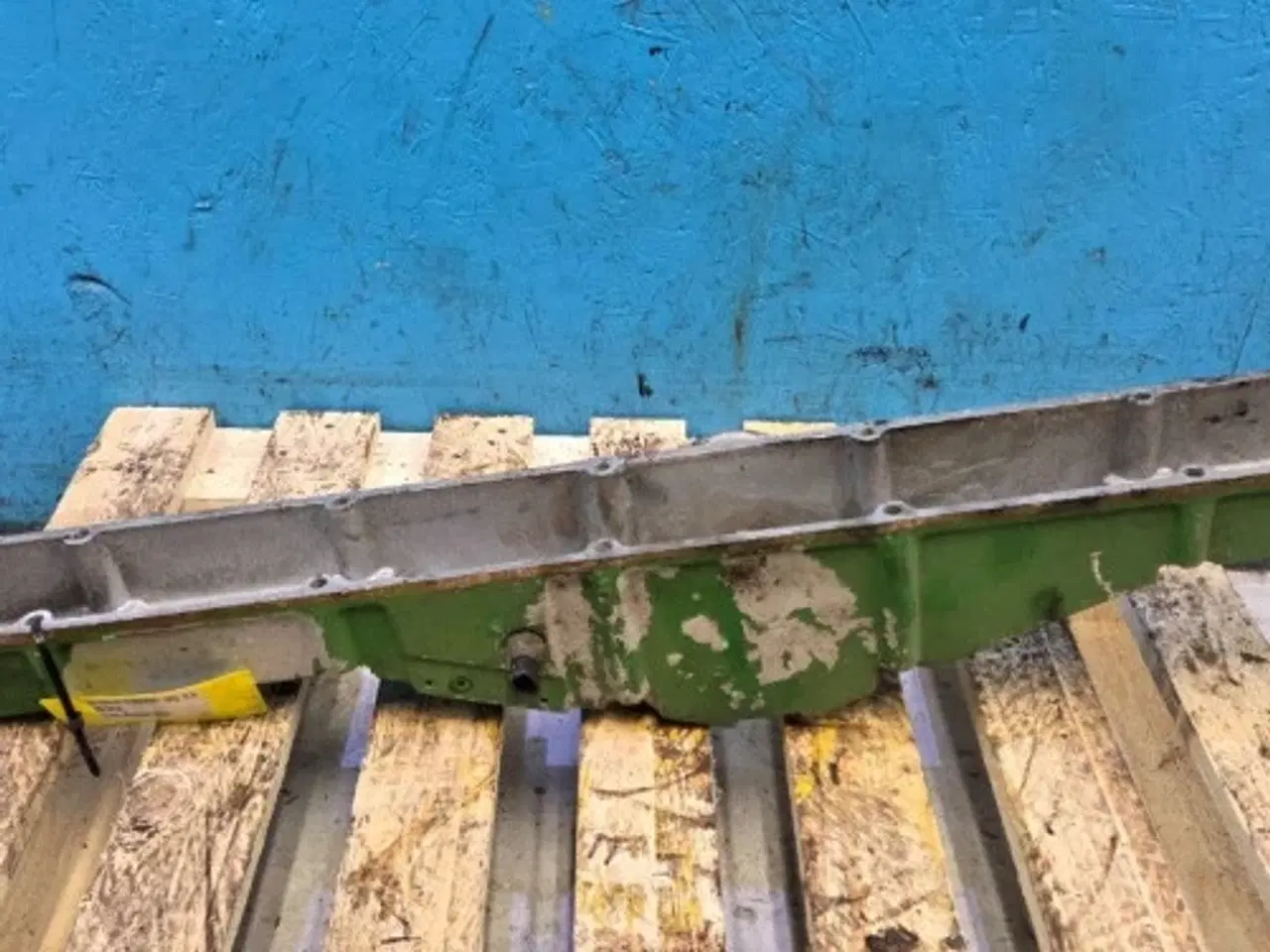 Billede 8 - John Deere 6125HZ001 Indsugningsmanifolddæksel R516998