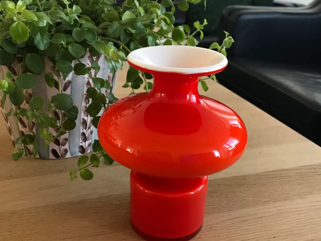Billede 1 - Holmegaard - Rødlig vase i mundblæst glas -Carnaby