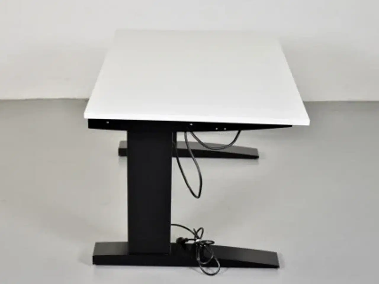 Billede 4 - Hæve-/sænkebord med hvid plade og sort stel, 120 cm.