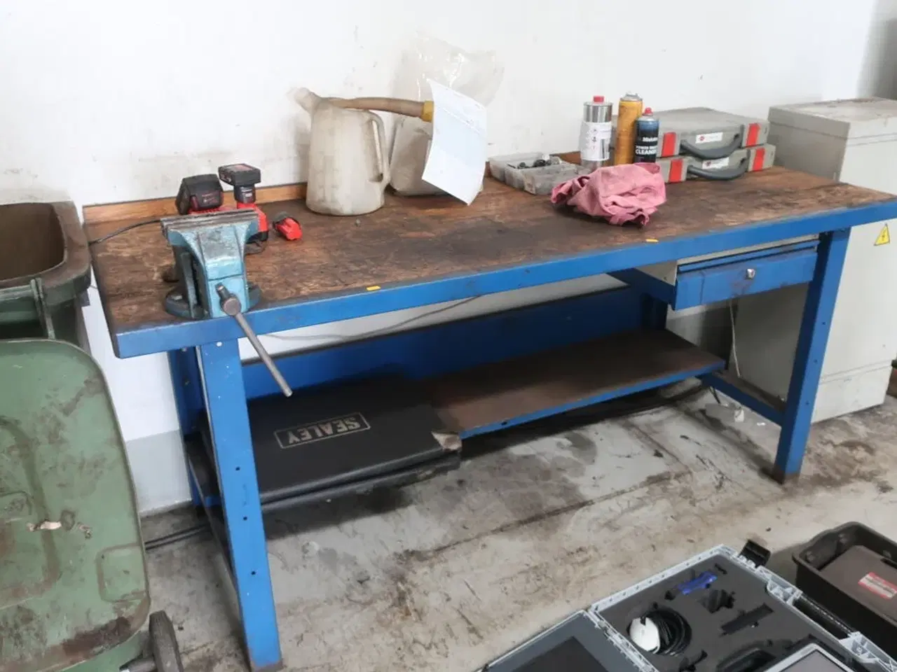 Billede 1 - Arbejdsbord med indhold