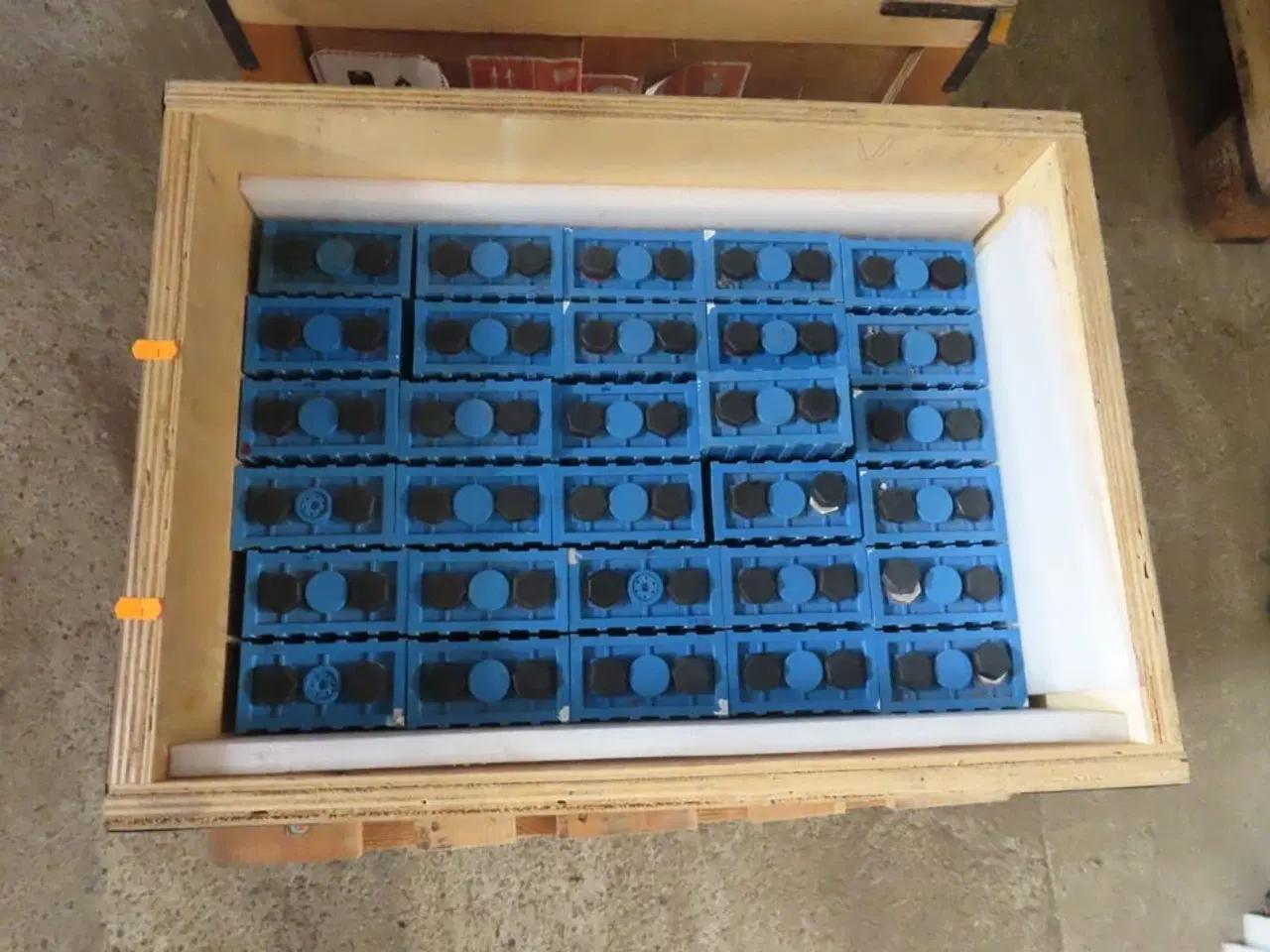 Billede 2 - Kasse med 30 stk lithium ion batterier CALB