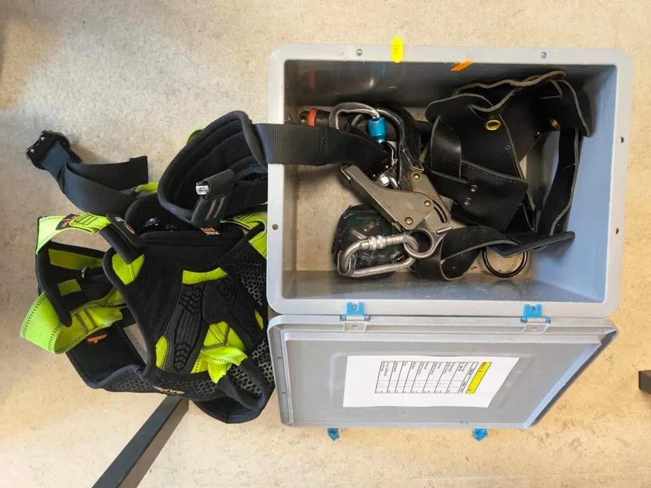 Billede 1 - Kasse m. sikringsgrej samt div.