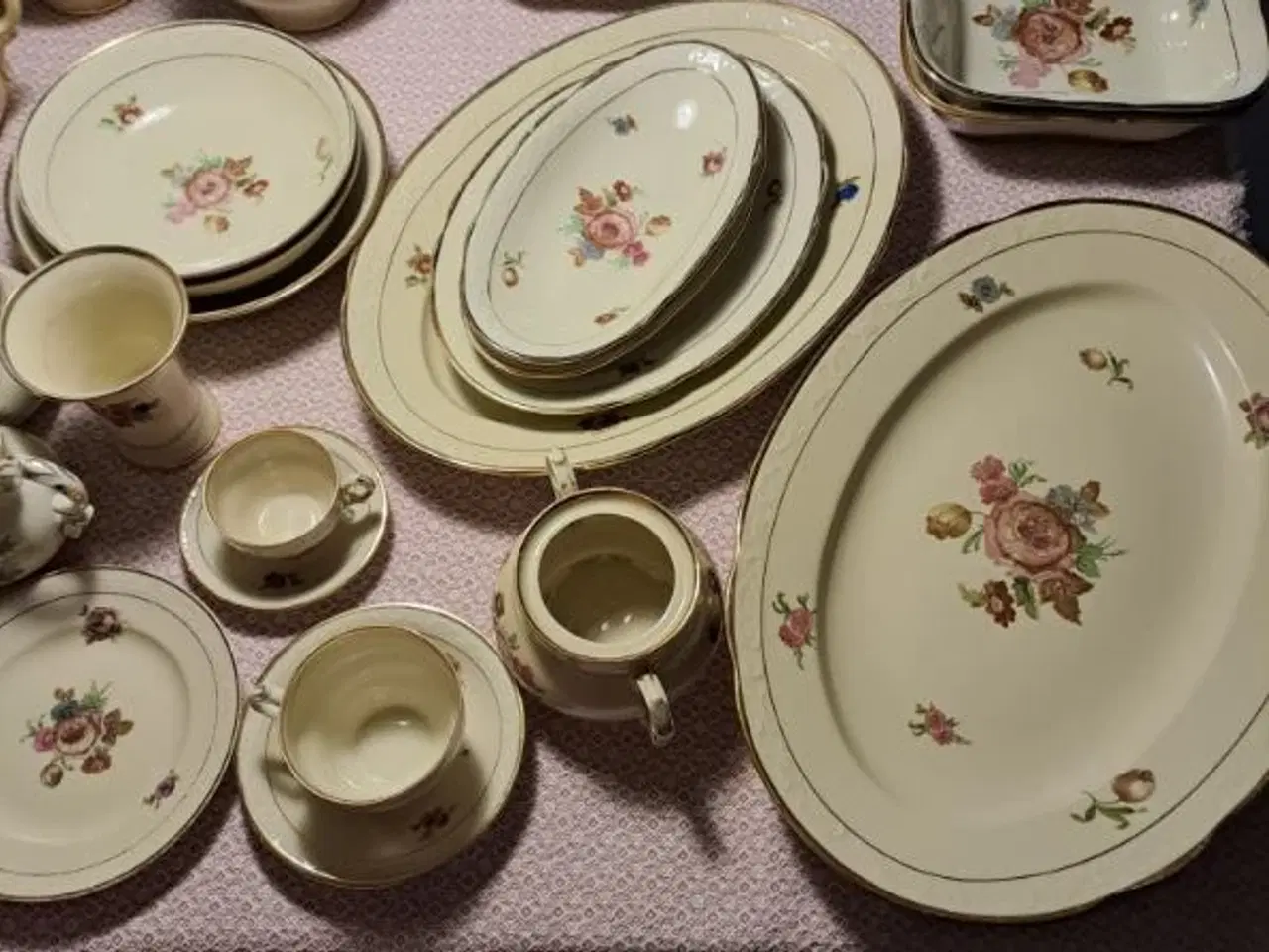 Billede 2 - Rosenborg kaffe- og spisestel, skåle, fade, kander