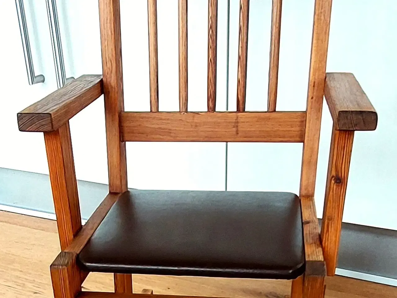 Billede 1 - Børnegyngestol med brun polstret sæde 