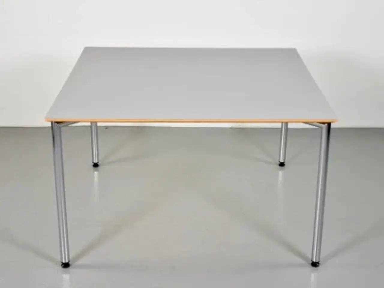 Billede 2 - Randers radius kantinebord med grå plade og krom stel