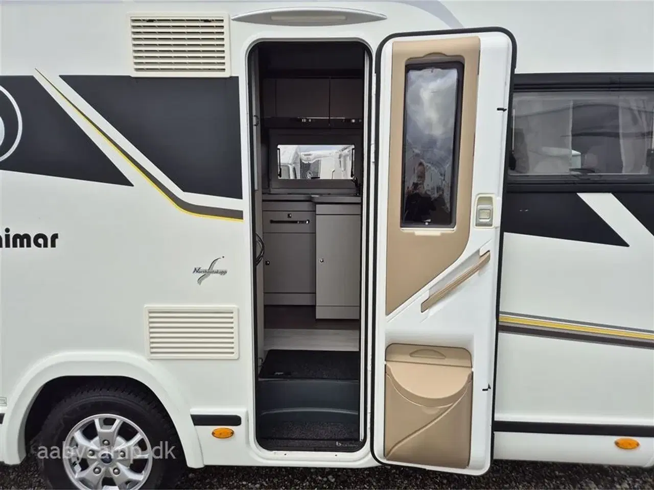 Billede 5 - 2020 - Benimar Sport 363   NK Pakke. Automatgear. solceller. markise. Batteri. Plisse i for og sideruder. Bemærk at den har 5 selepladser.