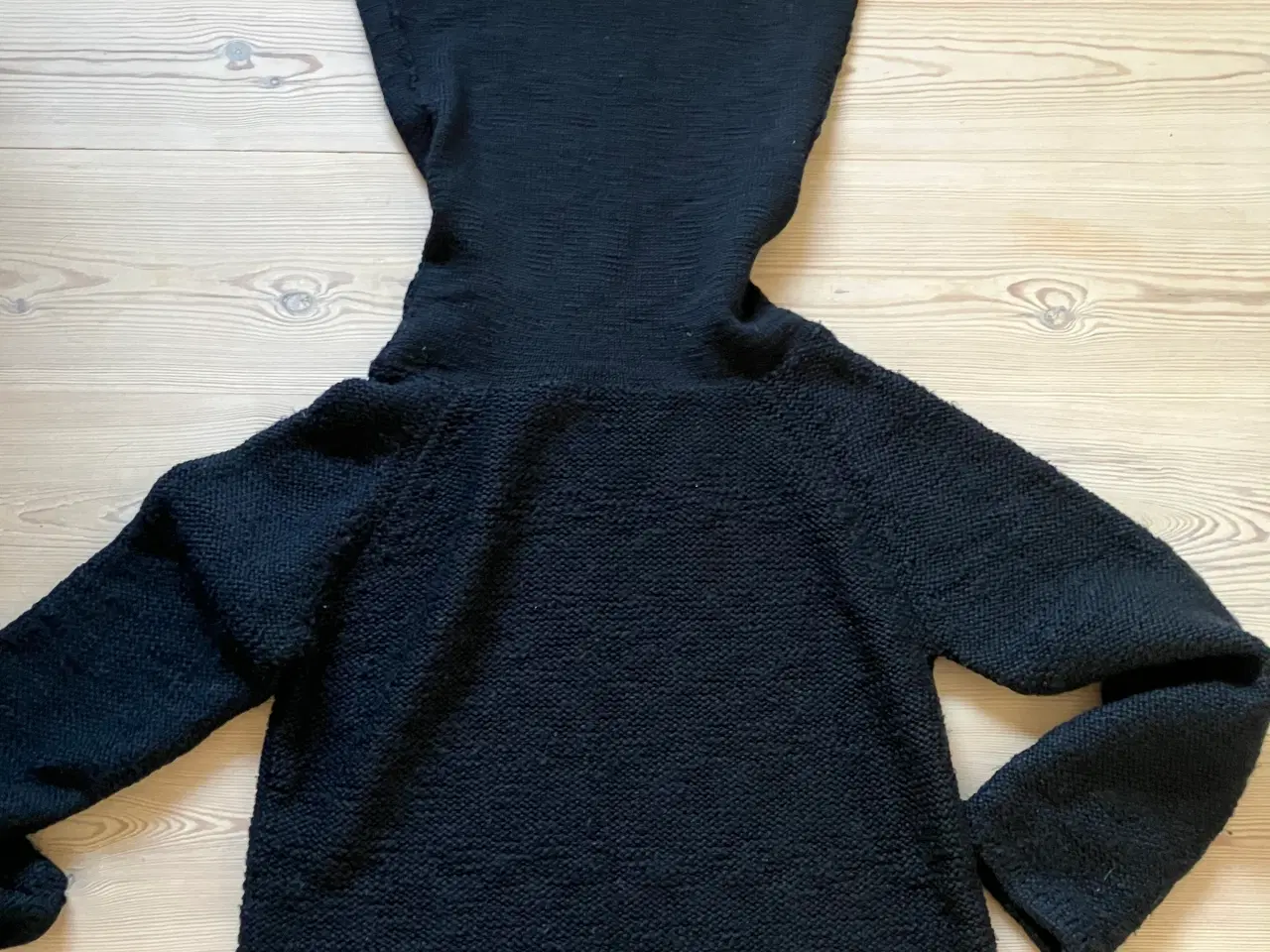 Billede 2 - Sort sweater med stor rulle krave fra Sofie Schnoo