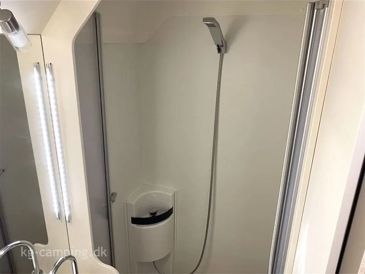 Billede 15 - 2020 - Euramobil Activa One Populær lille Euramobil med masser af skabsplads. Bemærk totallængede på 589 cm.