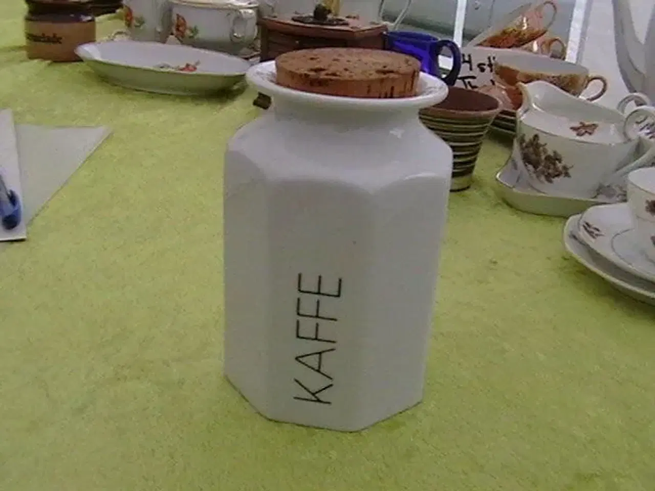 Billede 1 - RETRO: Hvid keramik krukke til Kaffe.