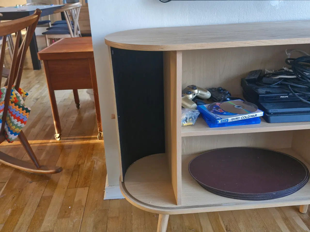 Billede 4 - Flot skænk med jalousi låger