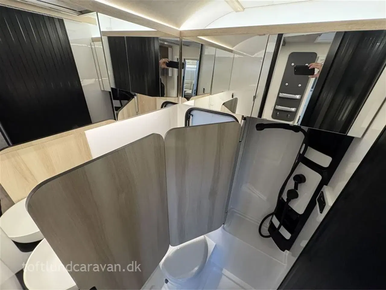 Billede 15 - 2026 - Hobby De Luxe 460 SL   TILBUD 2026 DK-Line med masser af udstyr INKL. i prisen. Enkeltsenge samt endekøkken og stort badeværelse. LAV VÆGT.