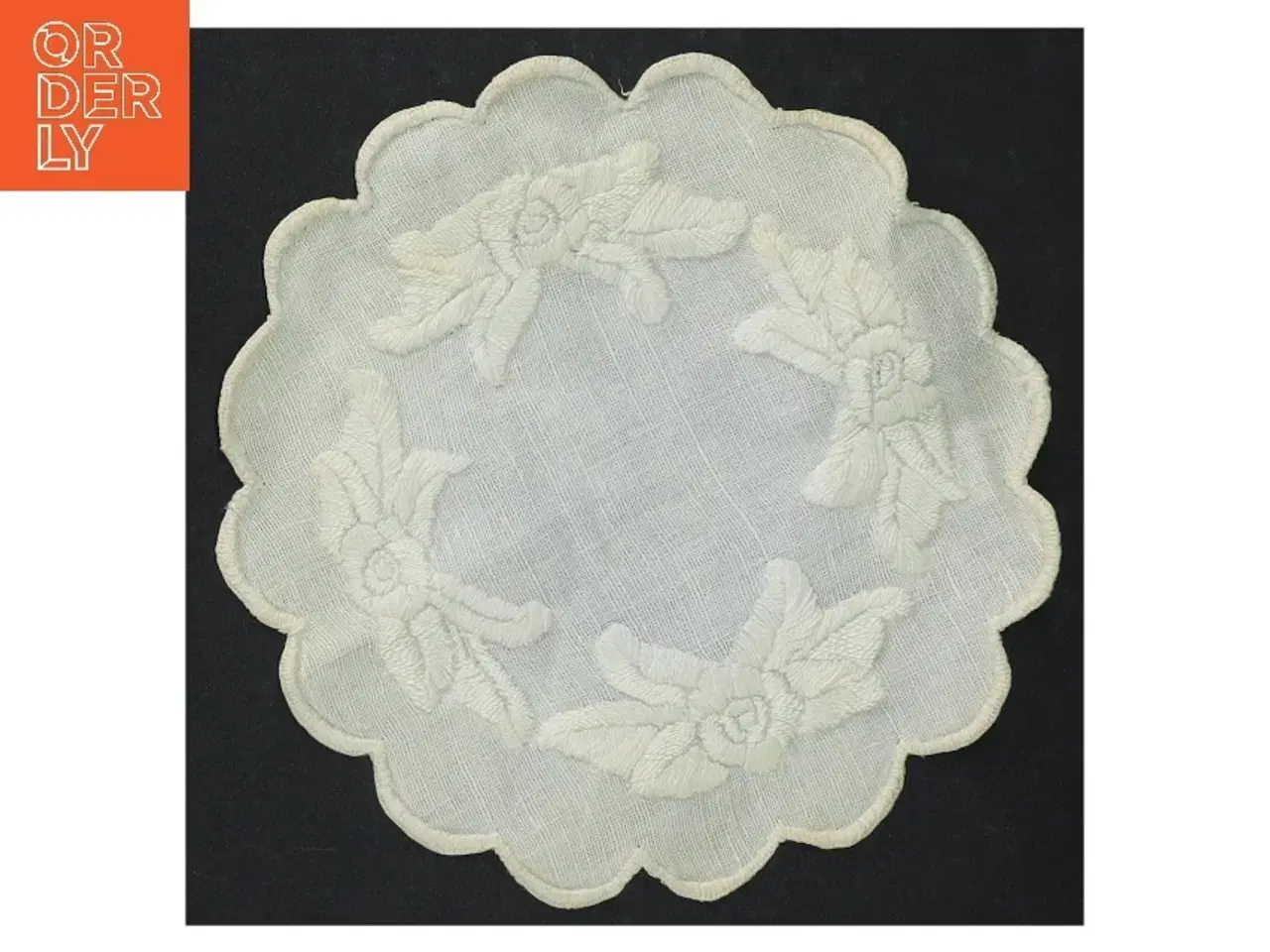 Billede 1 - Broderet dug (str. Ø. 16 cm)