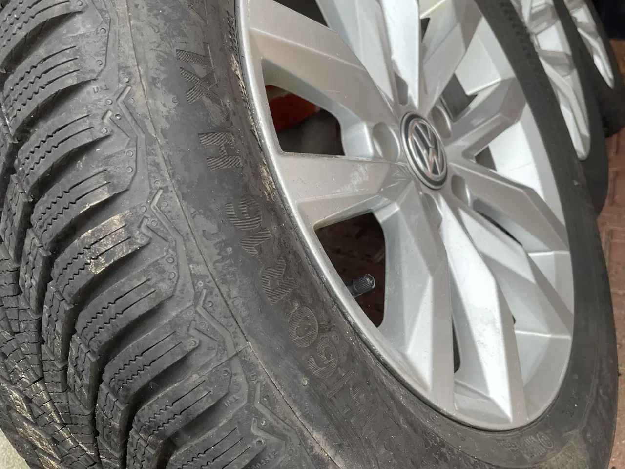 Billede 2 - Continental vinterdæk på original VW alufælge