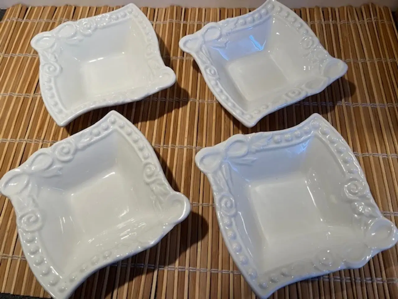 Billede 2 - 4 stk. elegante hvide firkantede skåle relief-kant