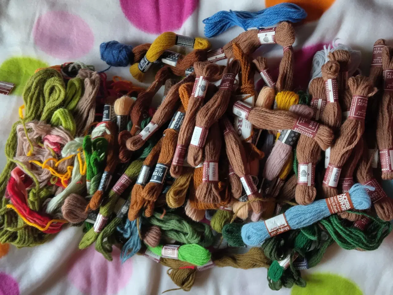 Billede 1 - 700 stk. Broderigarn - 4 broderier - hæklesæt