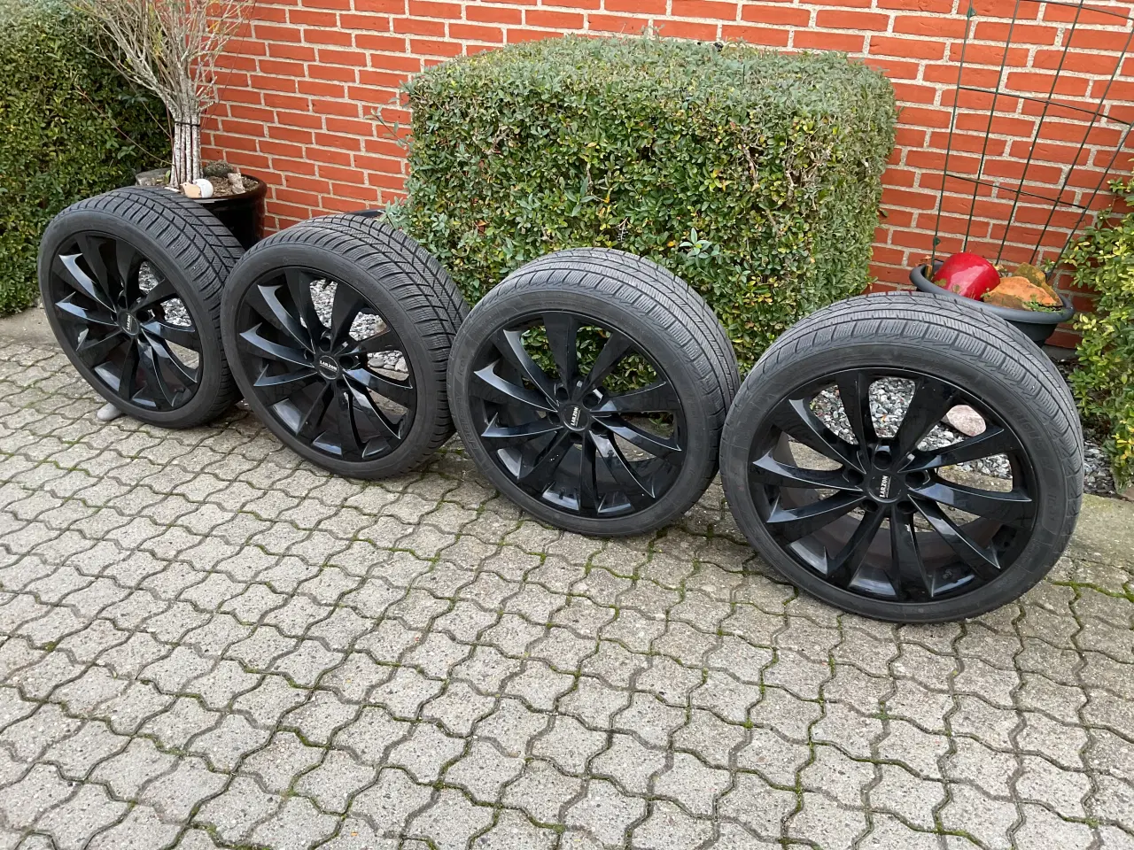 Billede 5 - Vinterdæk på fælge passer til Tesla Model 3   