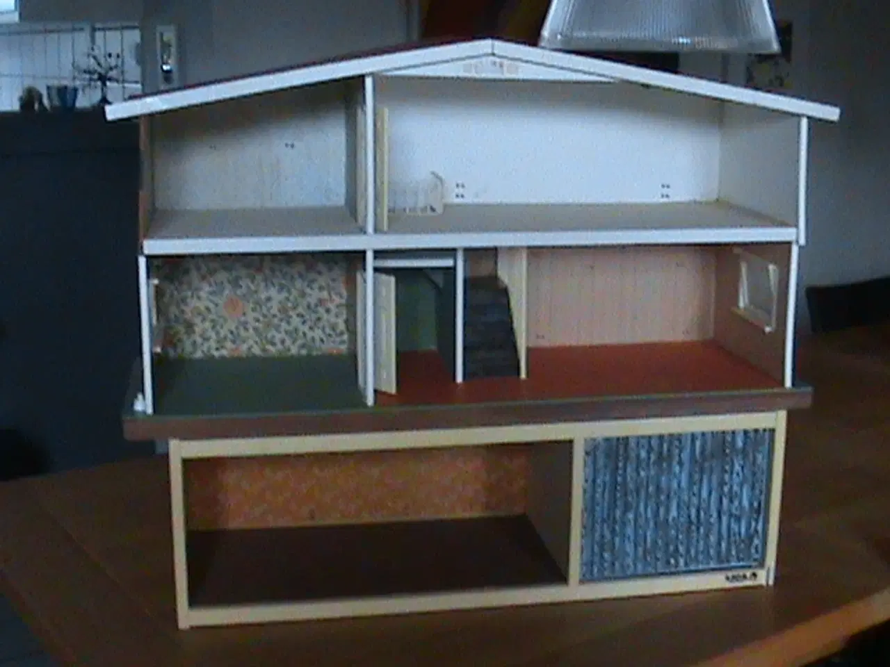 Billede 10 - Dukkehus med garage, møbler og dukker