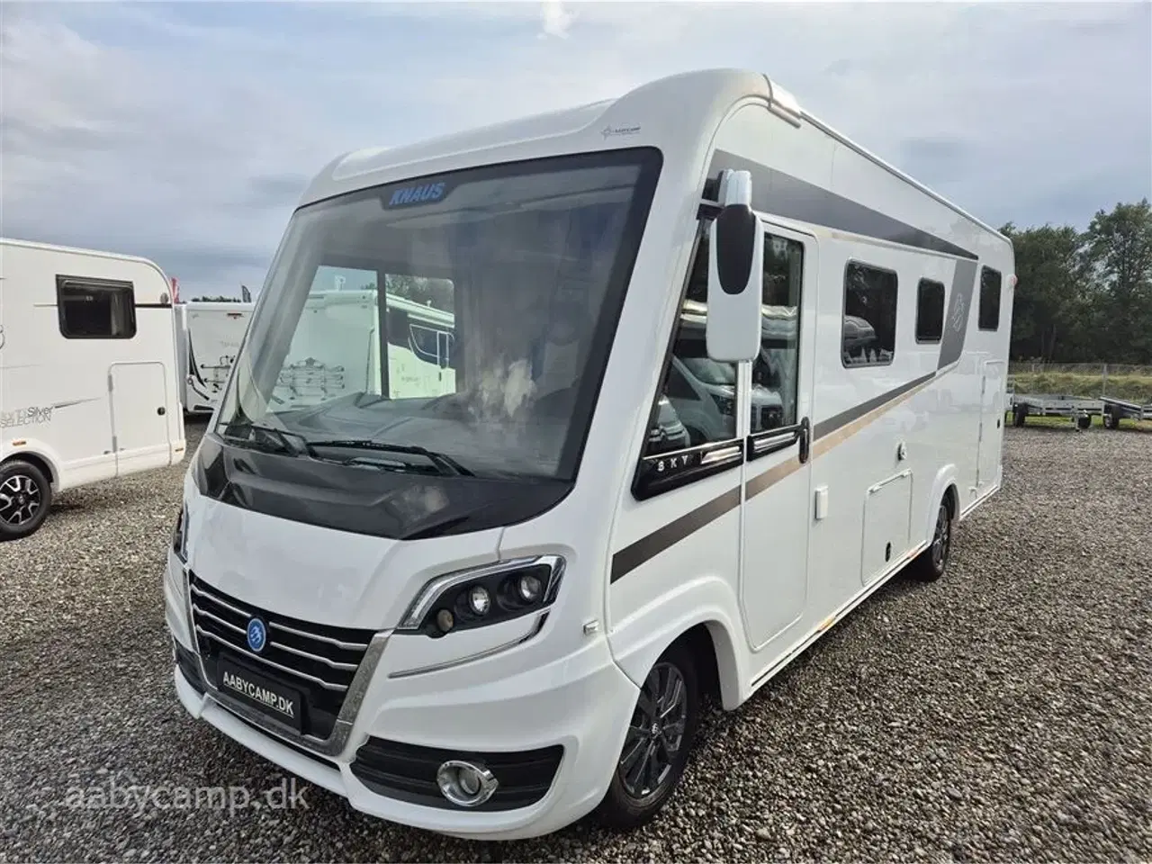 Billede 4 - 2019 - Knaus Sky I 700 LEG   Automatgear. markise. solceller. batterier. Elektrisk  indgangstrin. TV.  Egoist model Uden sænkeseng i forenden!!  Bemærk 3850 Kg. total.