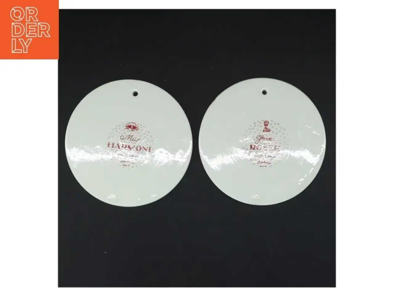 Billede 2 - 2 stk Bjørn Wiinblad månedsplattet med rødt motiv fra Nymlle (str. Ø 15 cm)