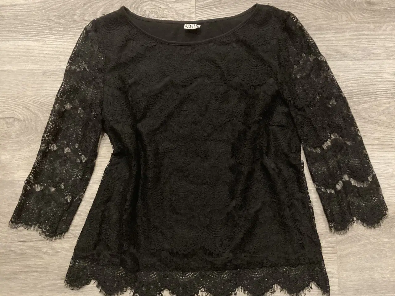 Billede 1 - Sort bluse med blonder str. L