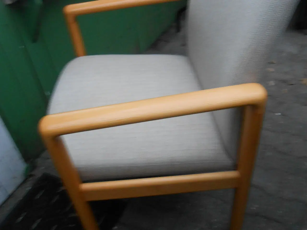 Billede 2 - Lille nem stol. Solid træ.