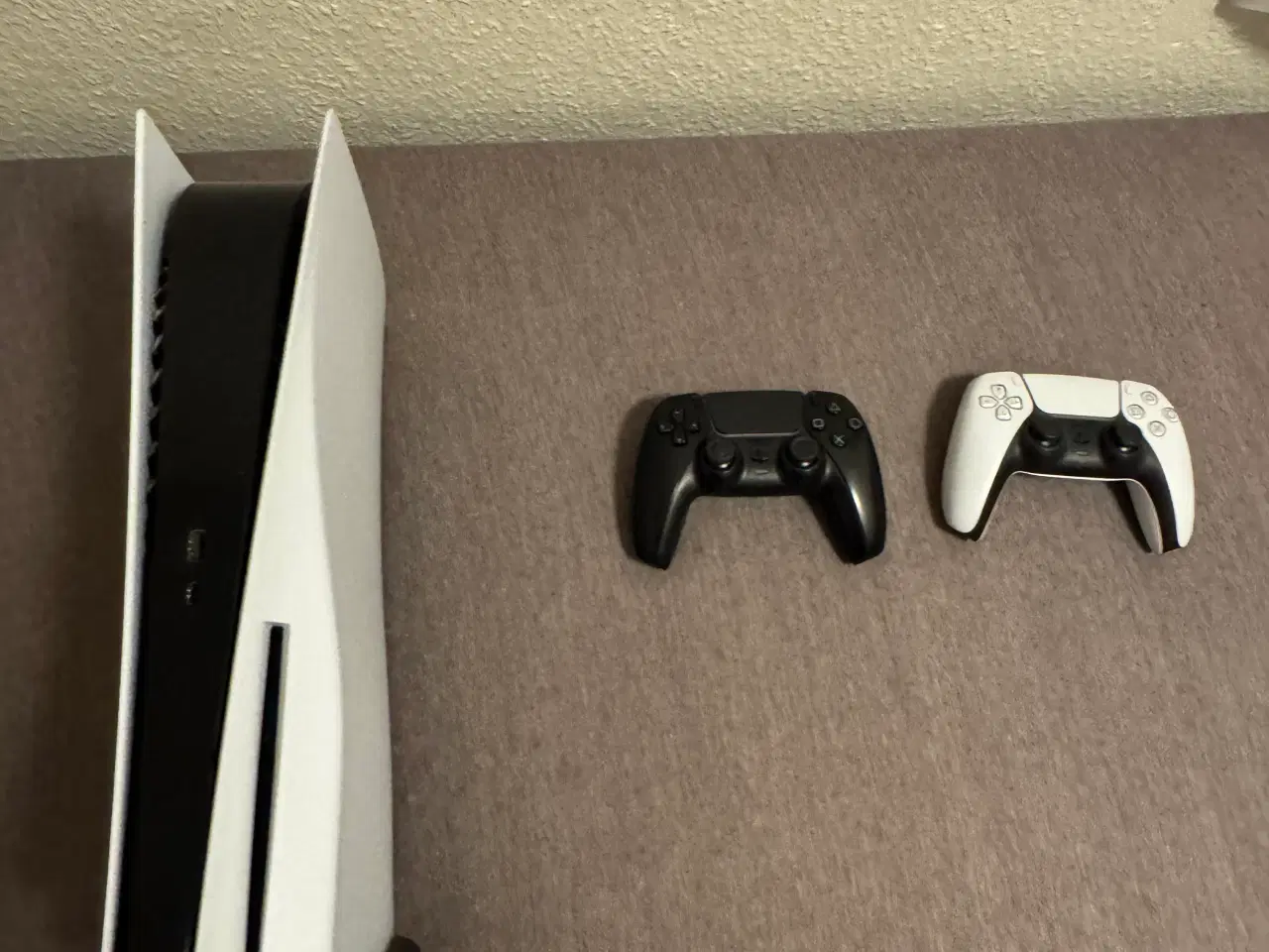 Billede 2 - Playstation 5 med 3 controller + tv + 1 spil