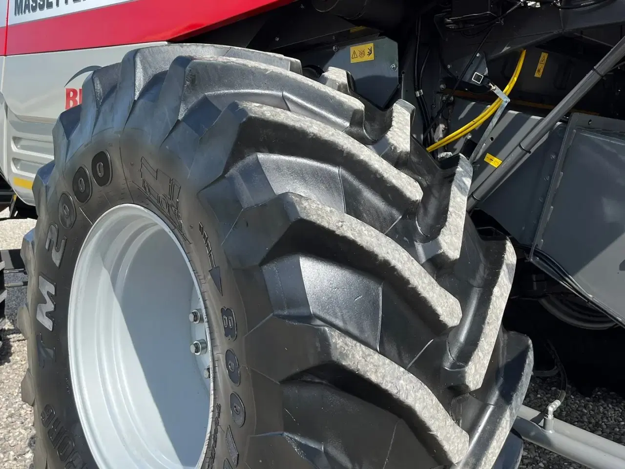 Billede 19 - Massey Ferguson 7370 BETA. Gårdmaskine med kun 1080 motortimer. Med 22fod powerflov skærebord