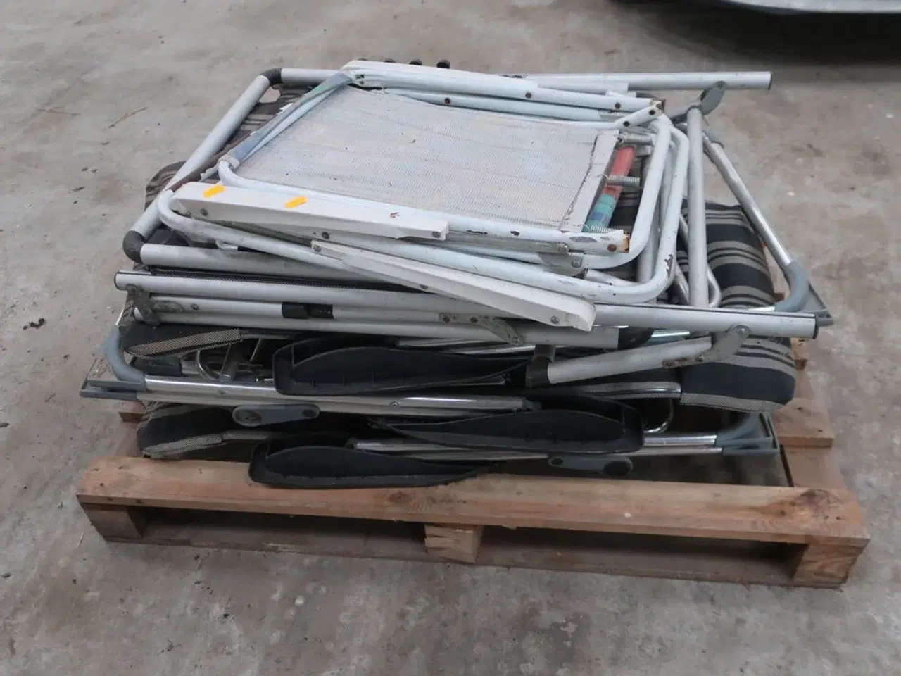 Billede 1 - Bord med klapstole