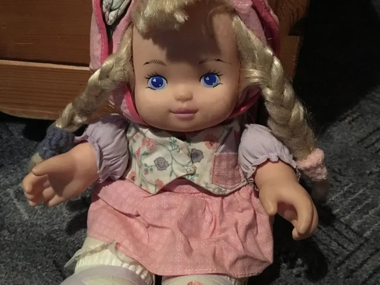 Billede 1 - Smuk dukke til salg
