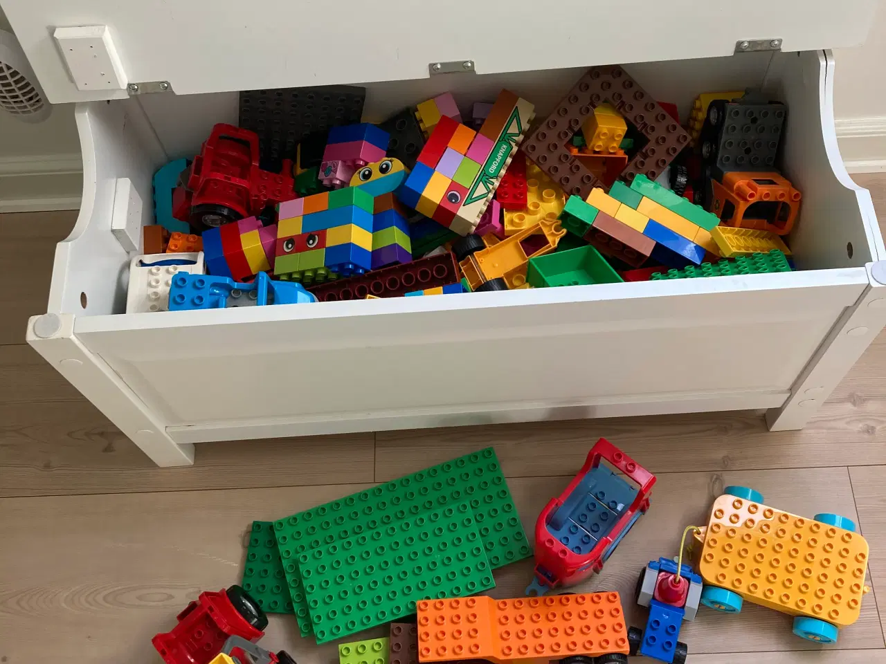 Billede 1 - En bænk med Lego 