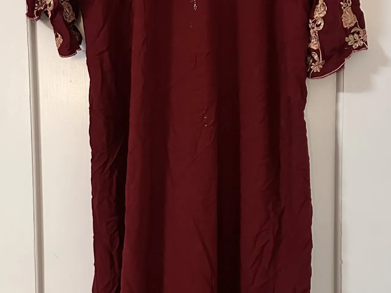 Billede 2 - Smuk bordeaux kjole m broderi 