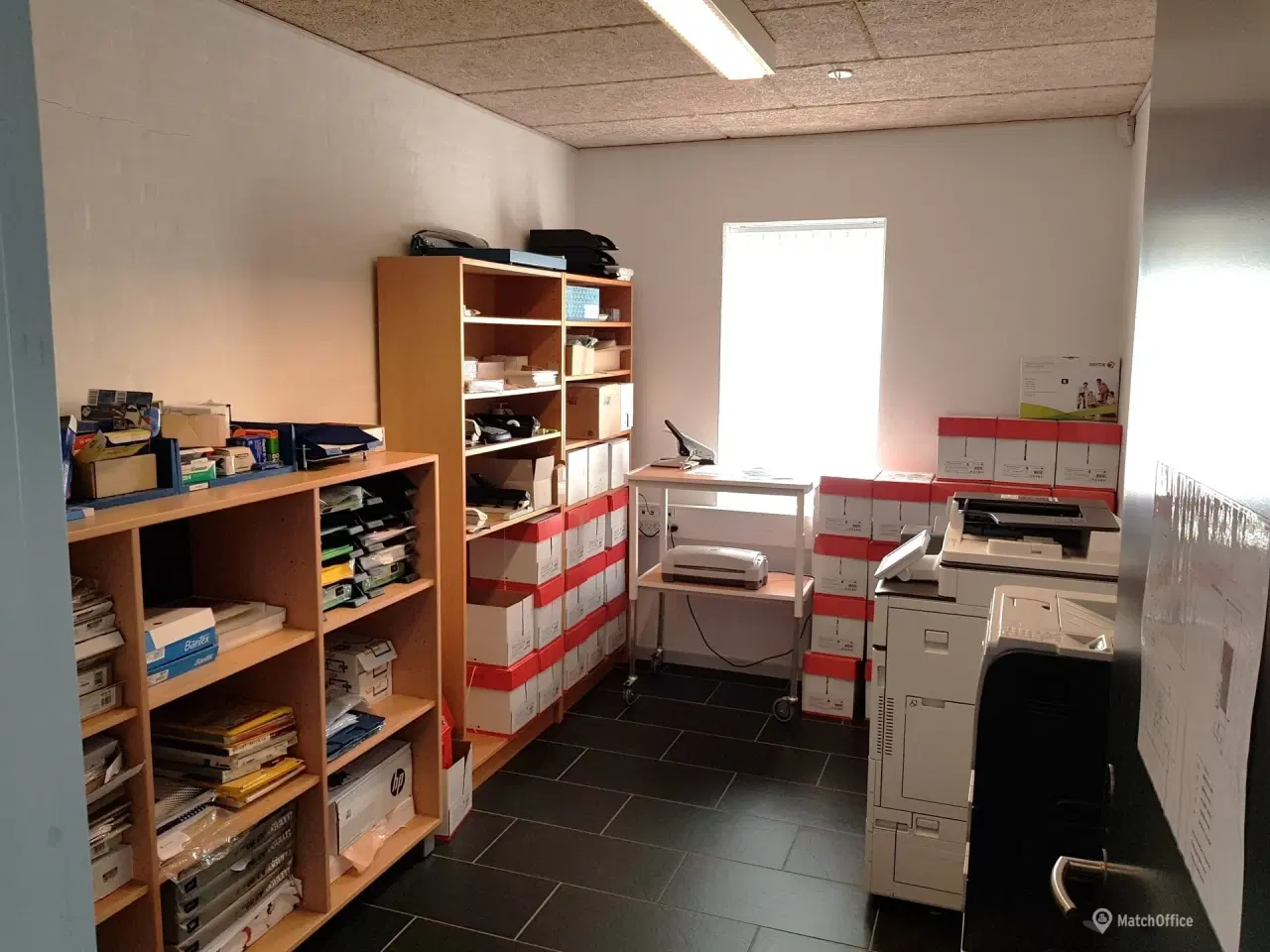 Billede 9 - Lager med kontor